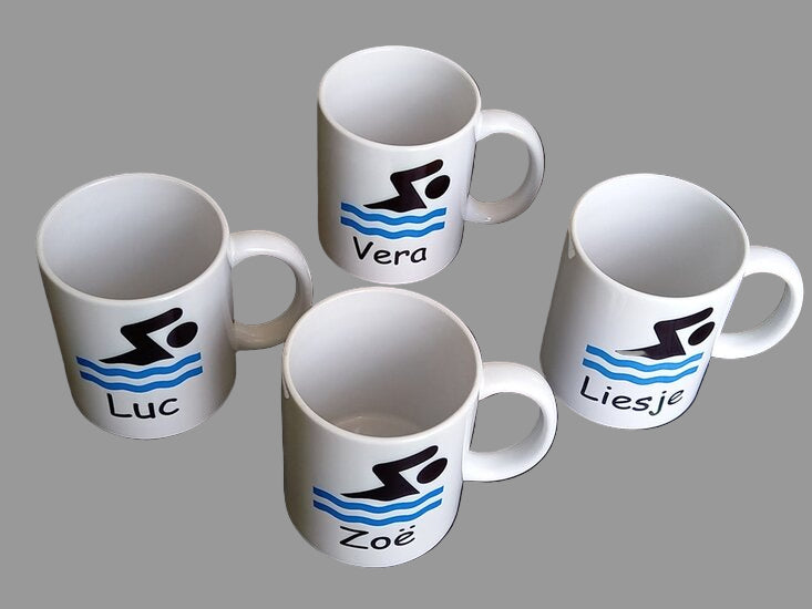 4 mokken met zwem afbeelding en naam die u zelf eronder kunt plaatsen