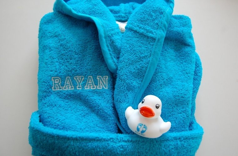 Baby badjas kleur turqouise maat 0 tot 12 maand geborduurd met naam op borst
