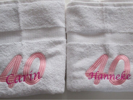 Cadeau 40 jaar met naam geborduurd.