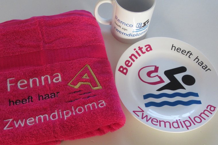 Handdoek donker roze zwemdiploma A met naam ook leverbaar op bord of mok