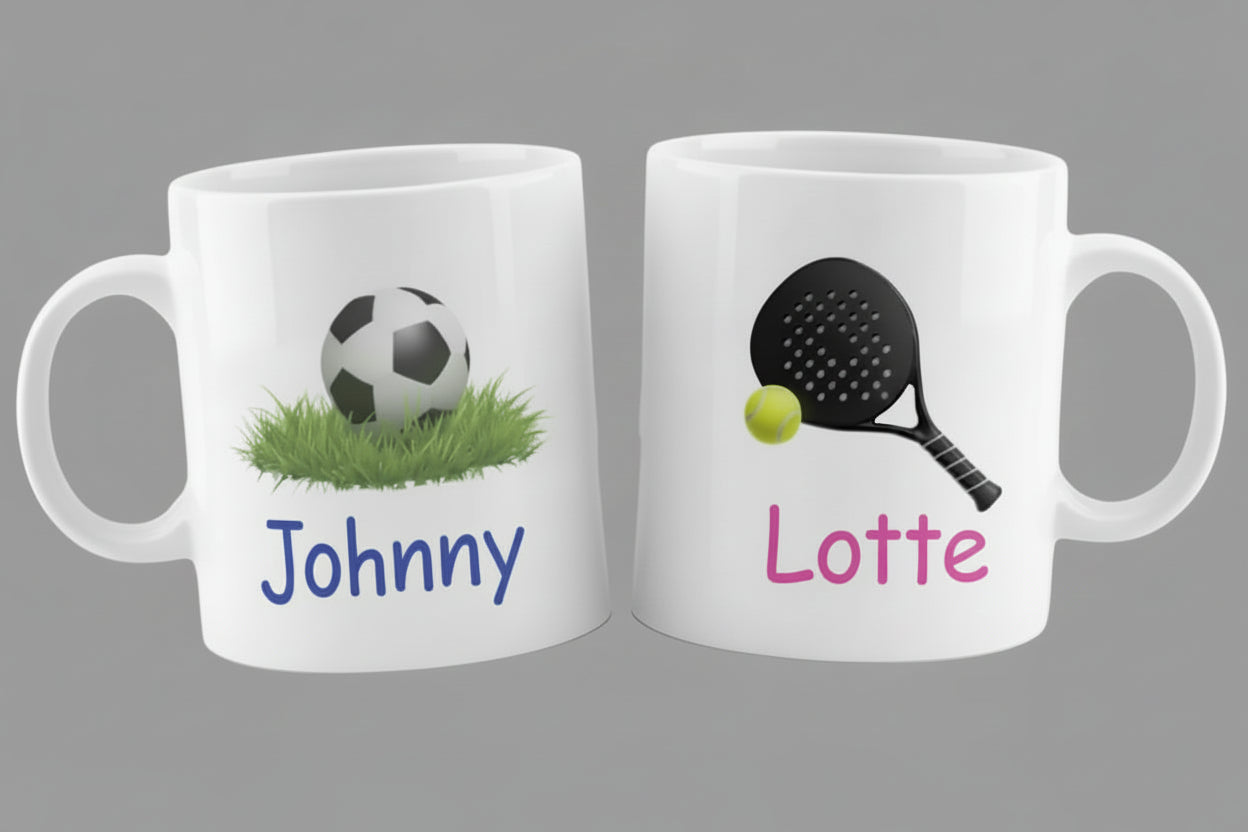 Sport mokken met naam. 2 mokken met naam op de een een voetbal met gras en op de andere mok een Padel racket met naam eronder