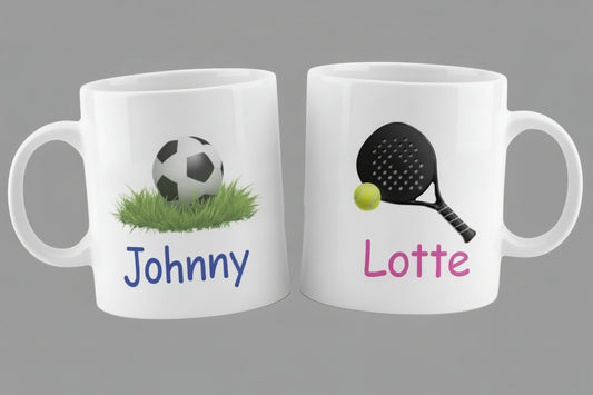 Sport mokken met naam. 2 mokken met naam op de een een voetbal met gras en op de andere mok een Padel racket met naam eronder