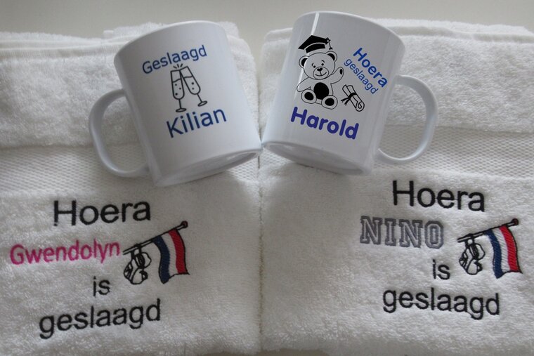 Koffiemok Geslaagd + Champagne glazen - Gepersonaliseerd Cadeau - In-house Geborduurd