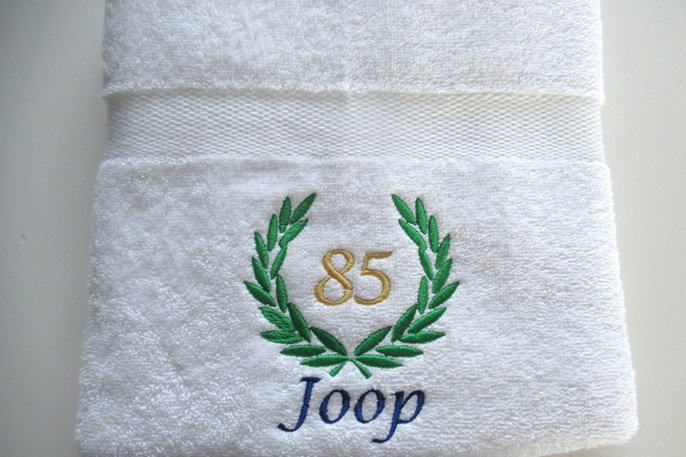 Handdoek met naam en leeftijd in lauwerkrans - Gepersonaliseerd Cadeau - In-house Geborduurd