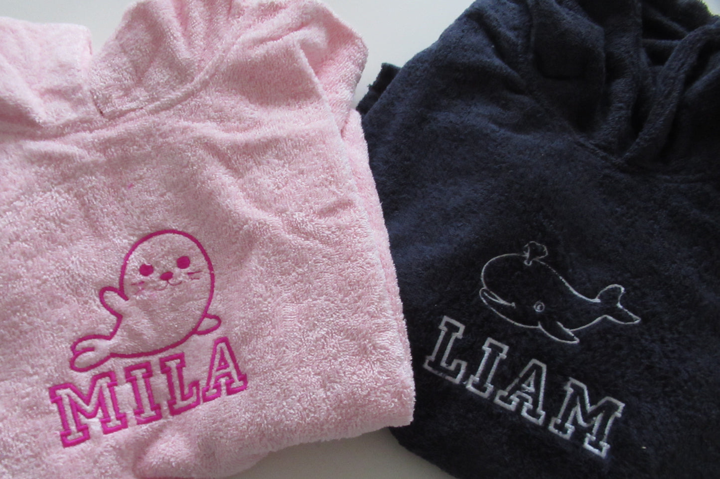 Badponcho met Naam - Kinderponcho Strand & Zwembad - Gepersonaliseerd Cadeau - In-house Geborduurd