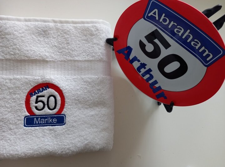 Sarah 50 jaar handdoek met naam - Gepersonaliseerd Cadeau - Uniek Kado!