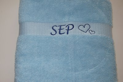 Schat Blij aanvaardbaar Handdoek lichtblauw met naam geborduurd - Borduur Kado