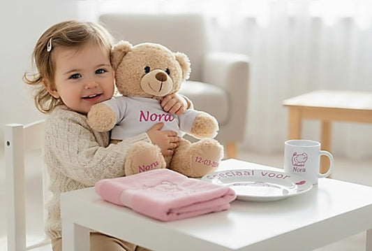 Top 3 cadeaus met naam: knuffels, kinderbordjes en handdoeken die voor altijd bewaard blijven