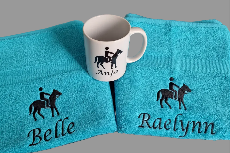 Blauwe handdoek en mok met ruiter en naam