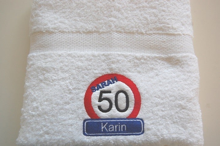 Sarah 50 jaar handdoek met naam als verjaardagscadeau