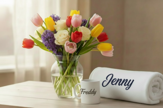 Duurzaam alternatief voor bloemen – handdoek met naam en mok met naam naast een boeket tulpen