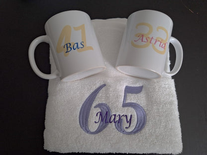 65 jaar cadeau met naam en leeftijd - Gepersonaliseerd Cadeau - In-house Geborduurd