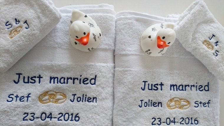 Just Married Cadeau met Namen - Gepersonaliseerd Cadeau - In-house Geborduurd