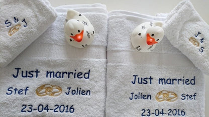 Just Married Cadeau met Namen - Gepersonaliseerd Cadeau - In-house Geborduurd