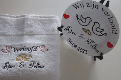 Verloofd Cadeau met Namen - Gepersonaliseerd Cadeau - In-house Geborduurd