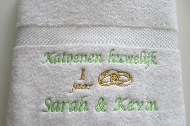 Uniek kado voor 1 jaar getrouwd katoen, wij hebben de mooiste handdoeken voor dit huwelijk.