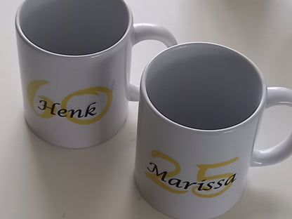 Koffiemok met Naam en Leeftijd - Gepersonaliseerd Cadeau - In-house Geborduurd