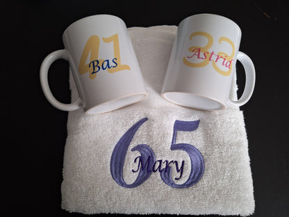 Koffiemok met Naam en Leeftijd - Gepersonaliseerd Cadeau - In-house Geborduurd