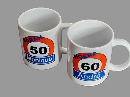 Koffiemok met Verkeersbord Naam en Leeftijd – Abraham Sarah - Gepersonaliseerd Cadeau - In-house Geborduurd