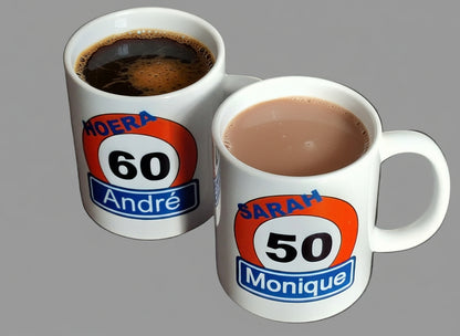 Koffiemok met Verkeersbord Naam en Leeftijd – Abraham Sarah - Gepersonaliseerd Cadeau - In-house Geborduurd