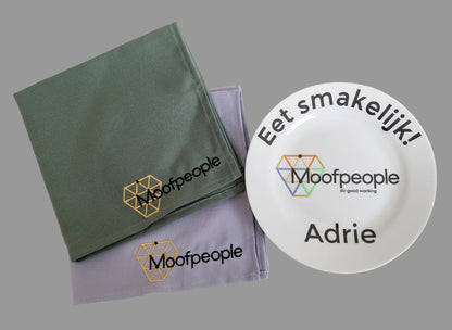 Kinderbordje met logo - Gepersonaliseerd Cadeau - In-house Geborduurd