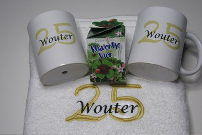 Koffiemok met Naam en Leeftijd - Gepersonaliseerd Cadeau - In-house Geborduurd