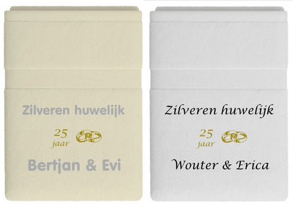 Zilveren huwelijk cadeau 25 jaar getrouwd - Jubileum handdoek met naam geborduurd