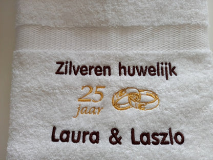 Zilveren huwelijk cadeau | set van 2 handdoeken met namen en ringen| Borduurkado