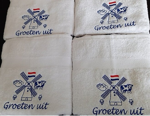 Handdoek met Molen en Naam een Typisch Nederlands Cadeau - Gepersonaliseerd Cadeau - In-house Geborduurd