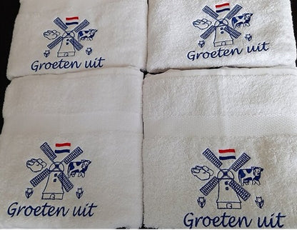 Handdoek met Molen en Naam een Typisch Nederlands Cadeau - Gepersonaliseerd Cadeau - In-house Geborduurd