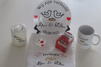 Verloofd Cadeau met Namen - Gepersonaliseerd Cadeau - In-house Geborduurd