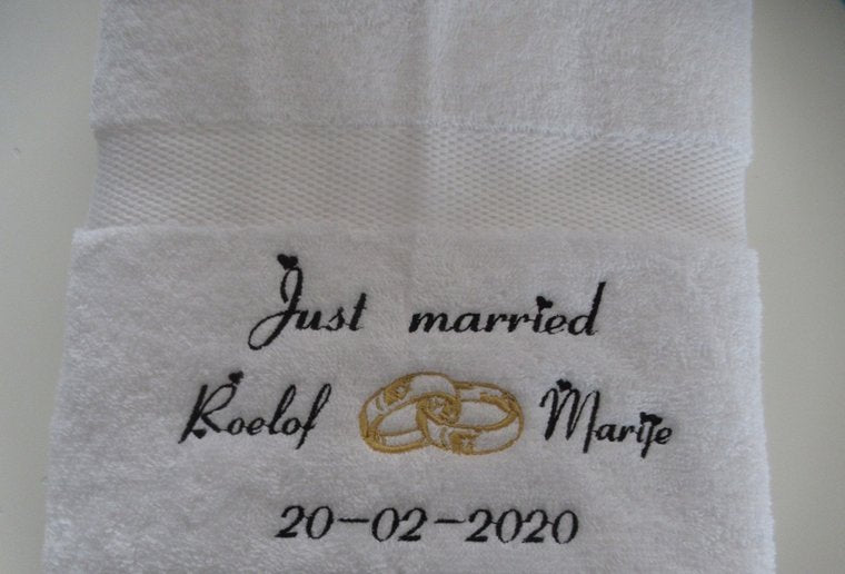 Just Married Cadeau met Namen - Gepersonaliseerd Cadeau - In-house Geborduurd