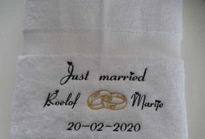 Just Married Cadeau met Namen - Gepersonaliseerd Cadeau - In-house Geborduurd