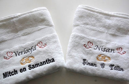 Verloofd Cadeau met Namen - Gepersonaliseerd Cadeau - In-house Geborduurd
