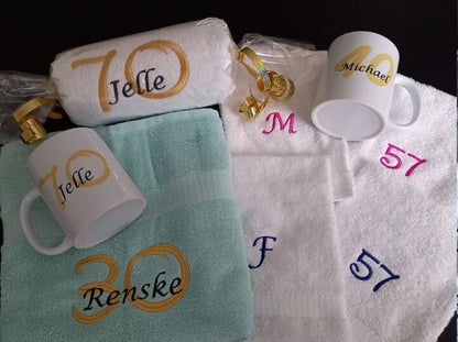 Koffiemok met Naam en Leeftijd - Gepersonaliseerd Cadeau - In-house Geborduurd