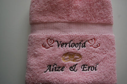 Verloofd Cadeau met Namen - Gepersonaliseerd Cadeau - In-house Geborduurd
