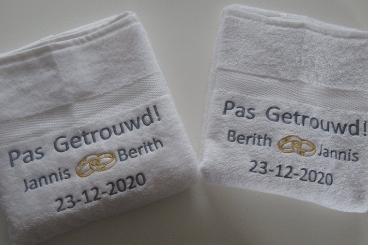 Just Married Cadeau met Namen - Gepersonaliseerd Cadeau - In-house Geborduurd