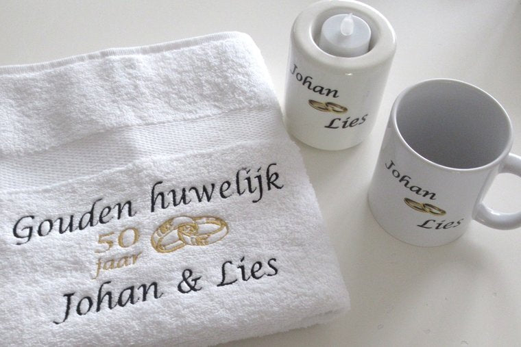 Gouden huwelijk cadeau | 50 jaar getrouwd | Set handdoeken met naam en ringen