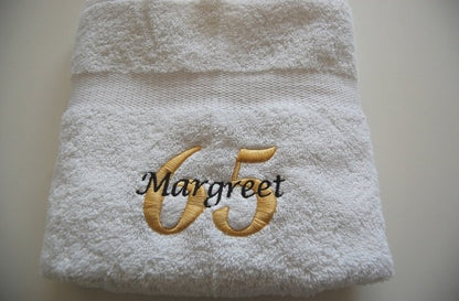 65 jaar cadeau met naam en leeftijd - Gepersonaliseerd Cadeau - In-house Geborduurd