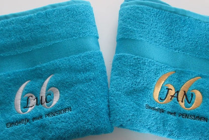 65 jaar cadeau met naam en leeftijd - Gepersonaliseerd Cadeau - In-house Geborduurd