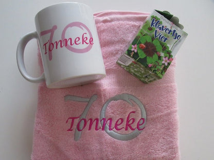 Koffiemok met Naam en Leeftijd - Gepersonaliseerd Cadeau - In-house Geborduurd