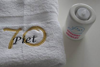 70 jaar cadeau met naam en leeftijd - Gepersonaliseerd Cadeau - In-house Geborduurd