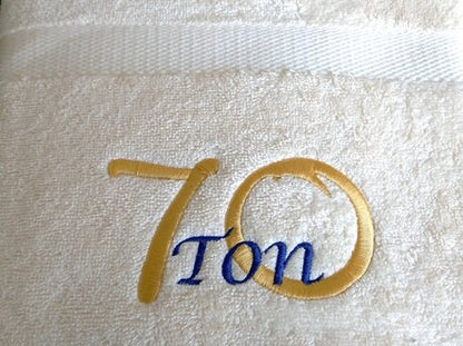 70 jaar cadeau met naam en leeftijd - Gepersonaliseerd Cadeau - In-house Geborduurd
