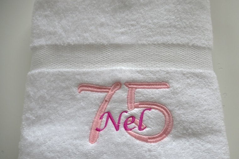75 jaar cadeau met naam en leeftijd - Gepersonaliseerd Cadeau - In-house Geborduurd