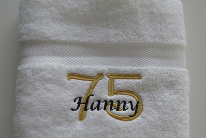 75 jaar cadeau met naam en leeftijd - Gepersonaliseerd Cadeau - In-house Geborduurd