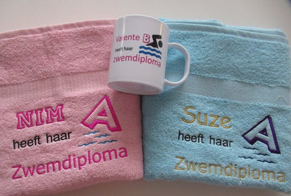 Mok met Naam Zwemdiploma B - Gepersonaliseerd Cadeau - In-house Geborduurd