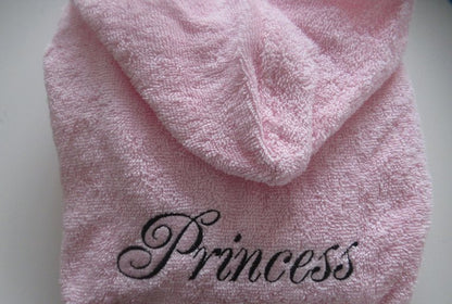 Badjas baby maat 0-12maand kleur baby roze met naam op voorkant of achterkant geborduurd groningen veendam