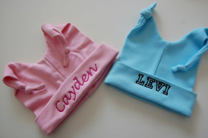 Baby mutsjes met knoopjes voor boy en girl geborduurd