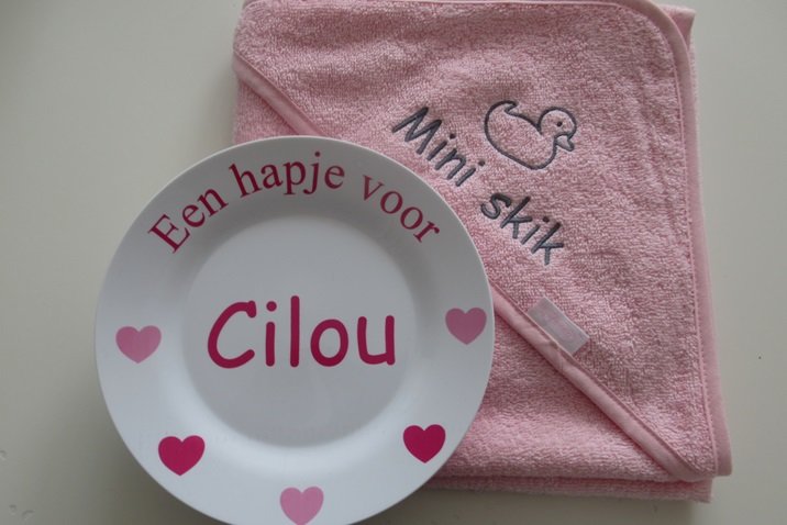 Badcape afmeting 80 x 80 cm ideaal voor baby of peuter om lekker warm te houden op het strand of na het zwemmen.
