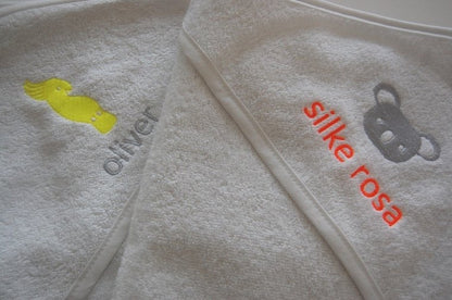 Badcape met eigen afbeelding of geboortekaartje - Gepersonaliseerd Cadeau - In-house Geborduurd